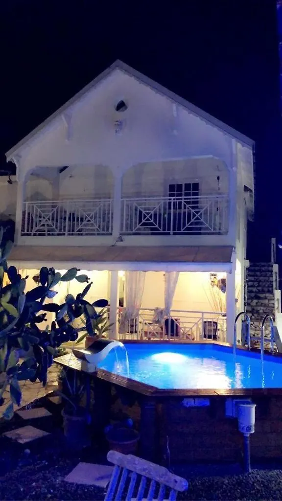 Appartement Le Sable Bleu - Evasion Tropicale A Sainte-Anne - Plage 5Min - Piscine - Parking - Logement Climatise - Vue Sur Les Palmiers - Parfait Pour Sejours En Famille Ou Entre Amis